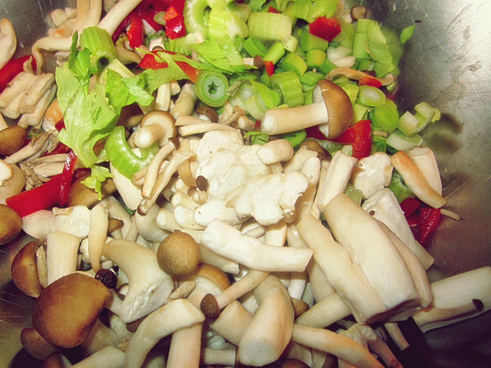 Aperitiv budinca cu pui, ciuperci si legume