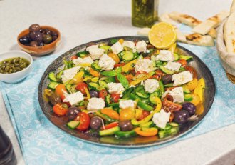 Salata greceasca cu lipie de casa