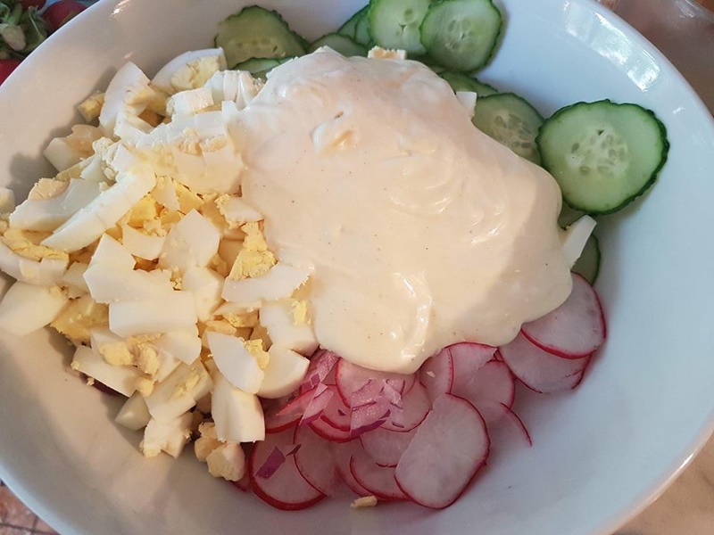 Salata de oua cu ridichi si castravete