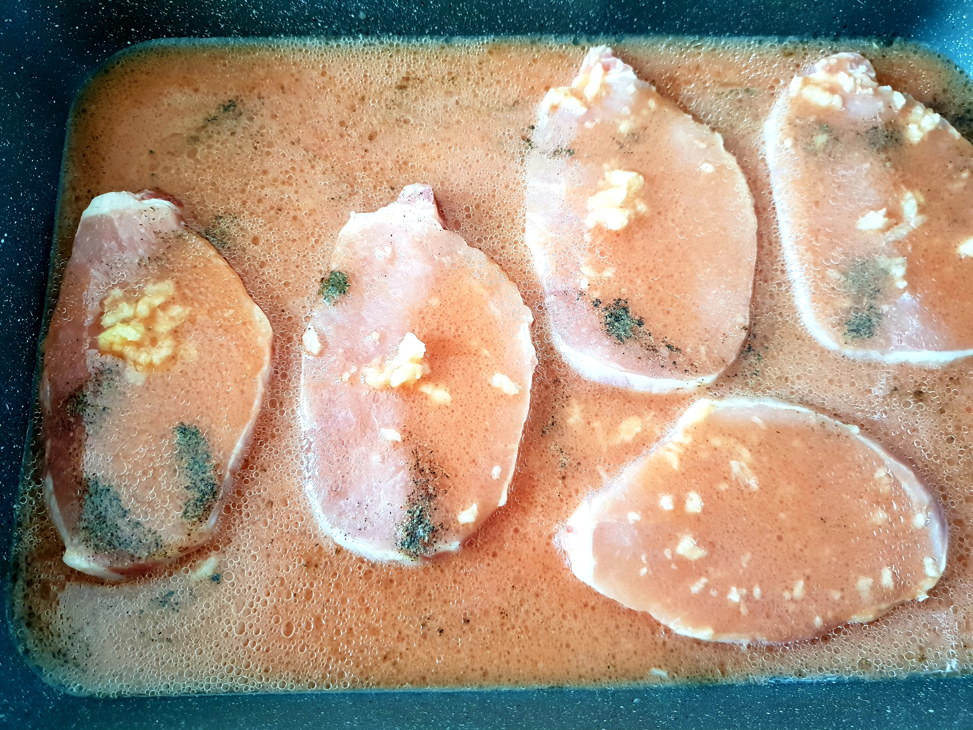 Friptura de porc la cuptor cu sos de rosii si usturoi