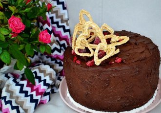 Desert tort cu ciocolata, bezea si zmeura