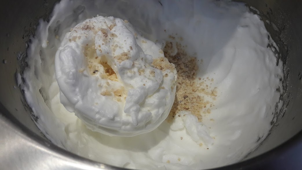 Desert prajitura cu ciocolata, nuca de cocos si crema de vanilie