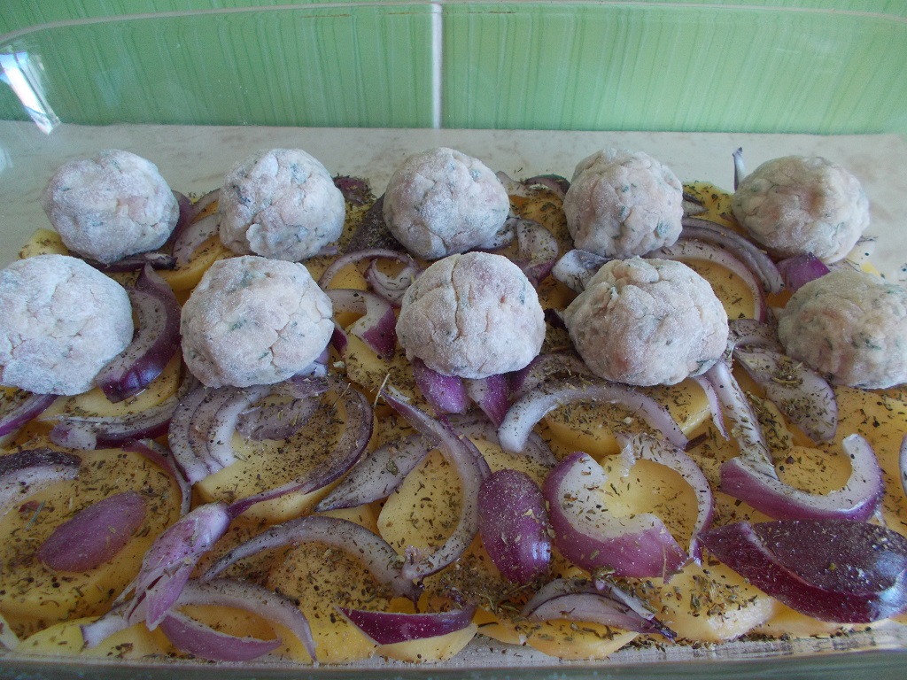 Chiftelute de porc, cu cartofi si rosii la cuptor