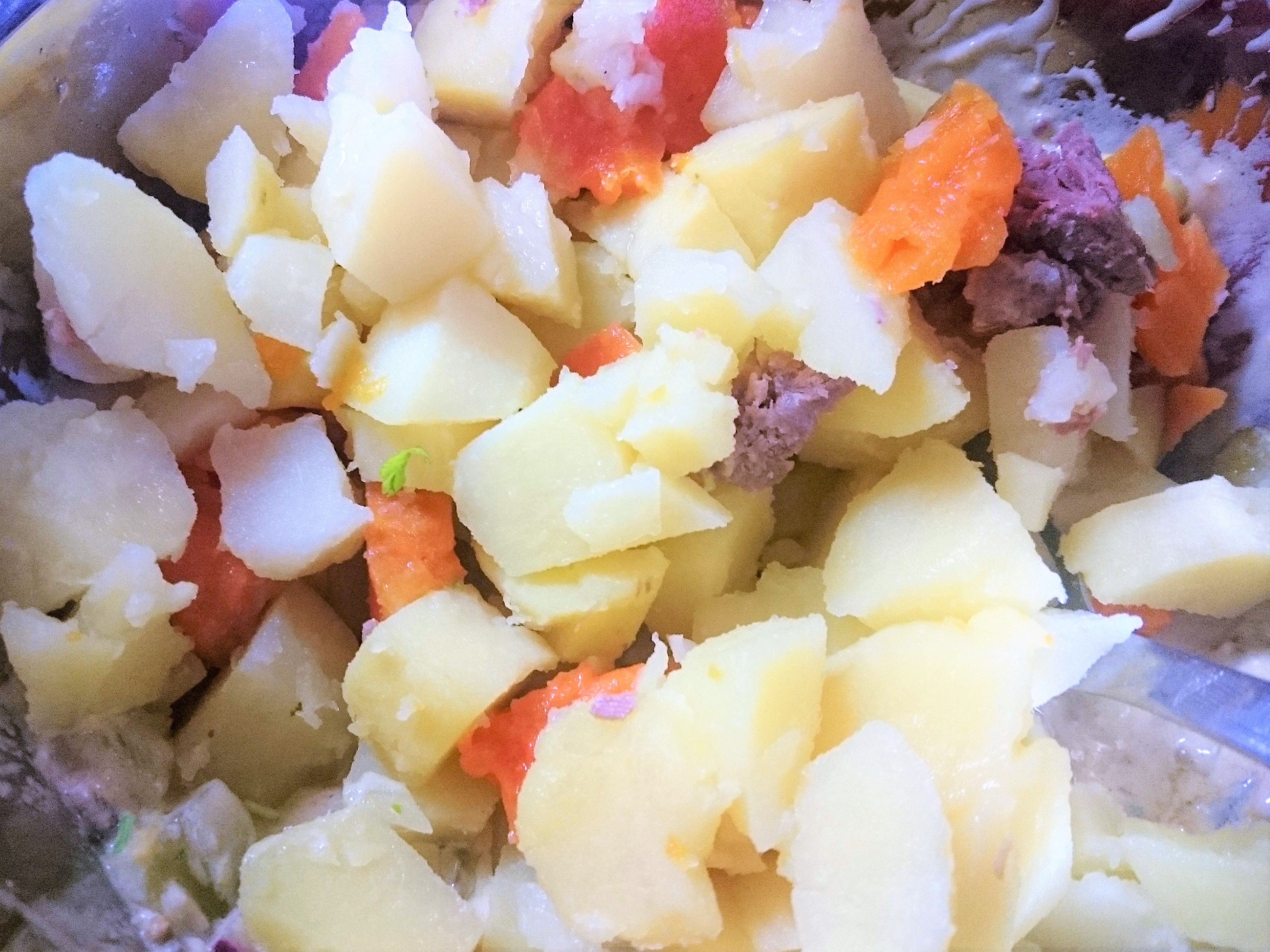 Salata de vitel cu cartofi si castraveti murati
