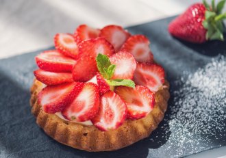 Desert mini-tarte pufoase cu crema de vanilie si capsuni