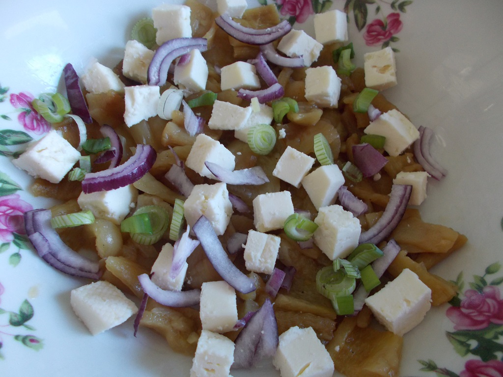 Salata de ardei copti, cu branza, ceapa si masline