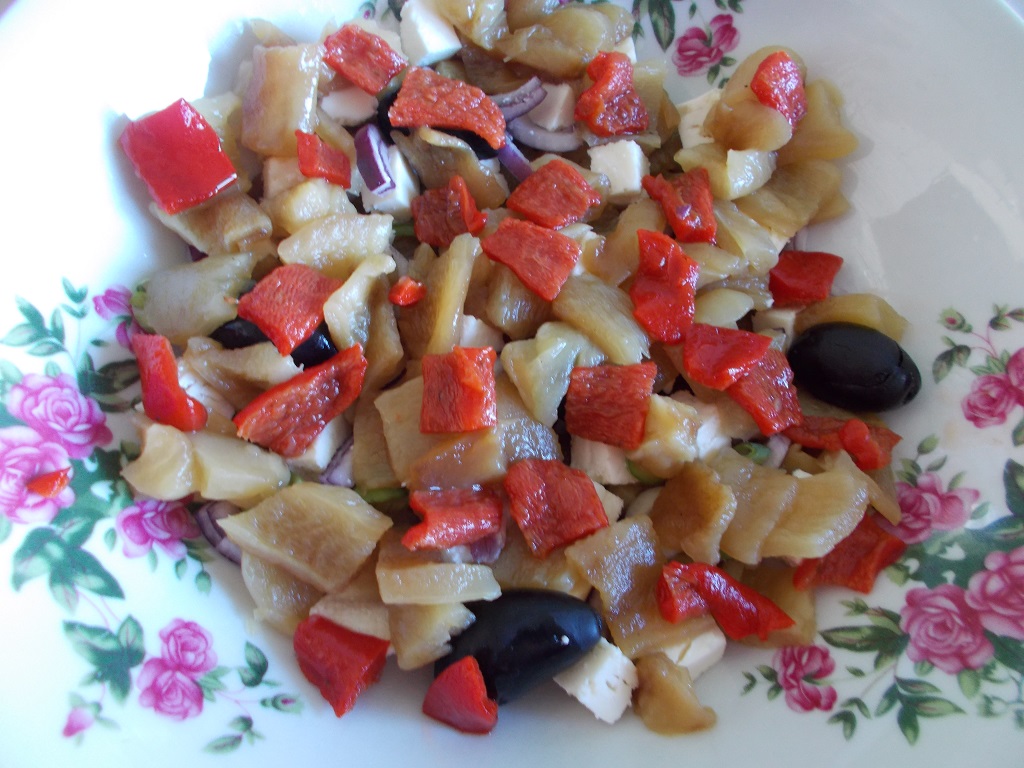 Salata de ardei copti, cu branza, ceapa si masline