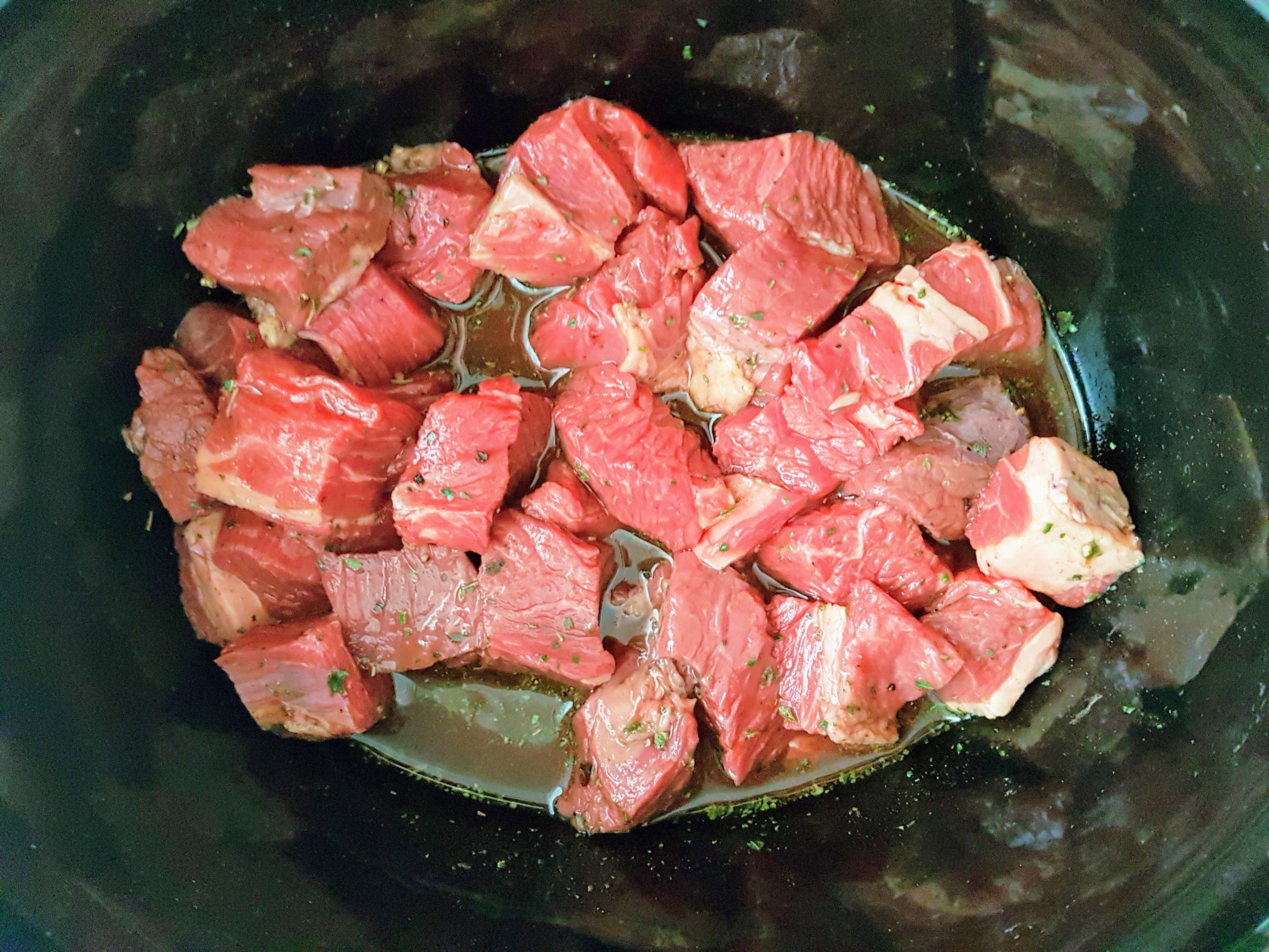Carne de vita la slow cooker Crock-Pot cu ardei, rosii si branza Feta