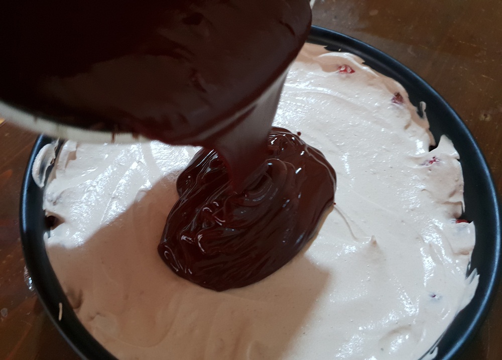 Desert tort de ciocolata cu capsuni (la rece)