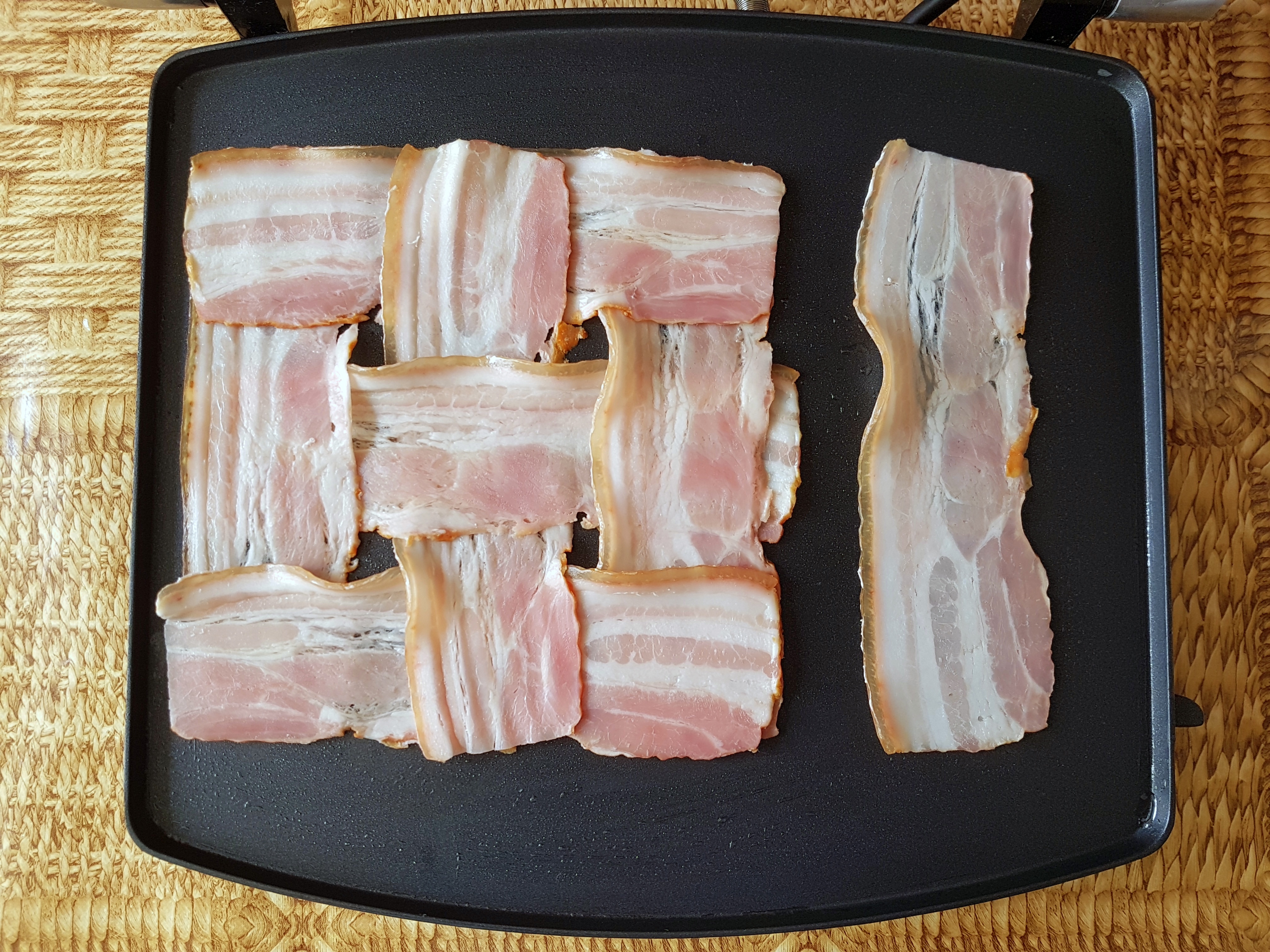 Aperitiv omleta cu marar si bacon pregatita la Panini Maker Breville