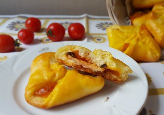 Aperitiv pachetele umplute cu sunca si cascaval cheddar