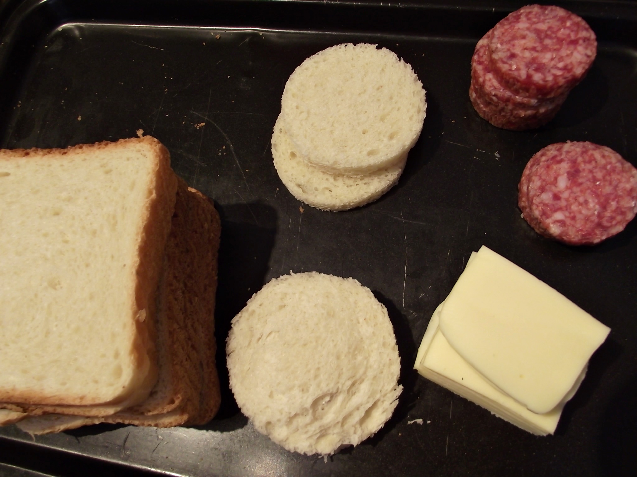 Mini sandvisuri pane cu salam si mozzarella