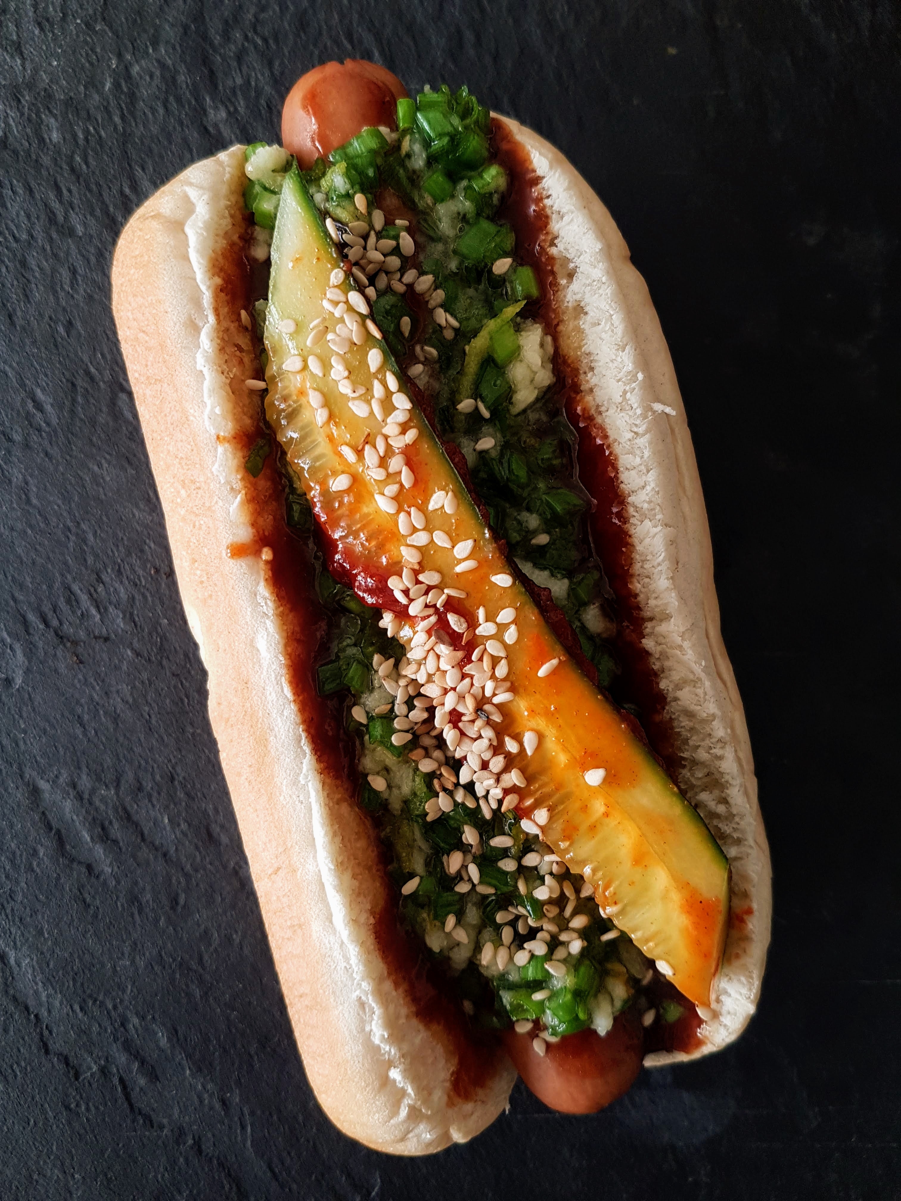 Hot Dog cu sos BBQ- Teriyaki, salsa de ceapa verde si castraveti cu Gochujang