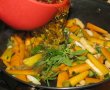 Aripi de pui cu sos de usturoi si morcovi-5