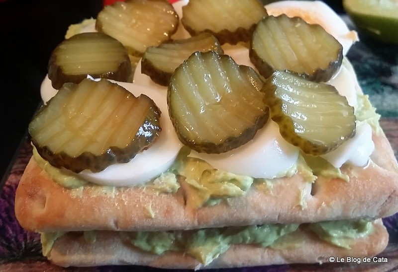 Sandwich Club cu avocado si sardine