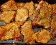 Friptura de porc si cartofi cu unt la cuptor, servite cu sos de usturoi si rosii-9