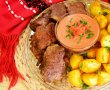 Friptura de porc si cartofi cu unt la cuptor, servite cu sos de usturoi si rosii-13