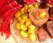 Friptura de porc si cartofi cu unt la cuptor, servite cu sos de usturoi si rosii-18