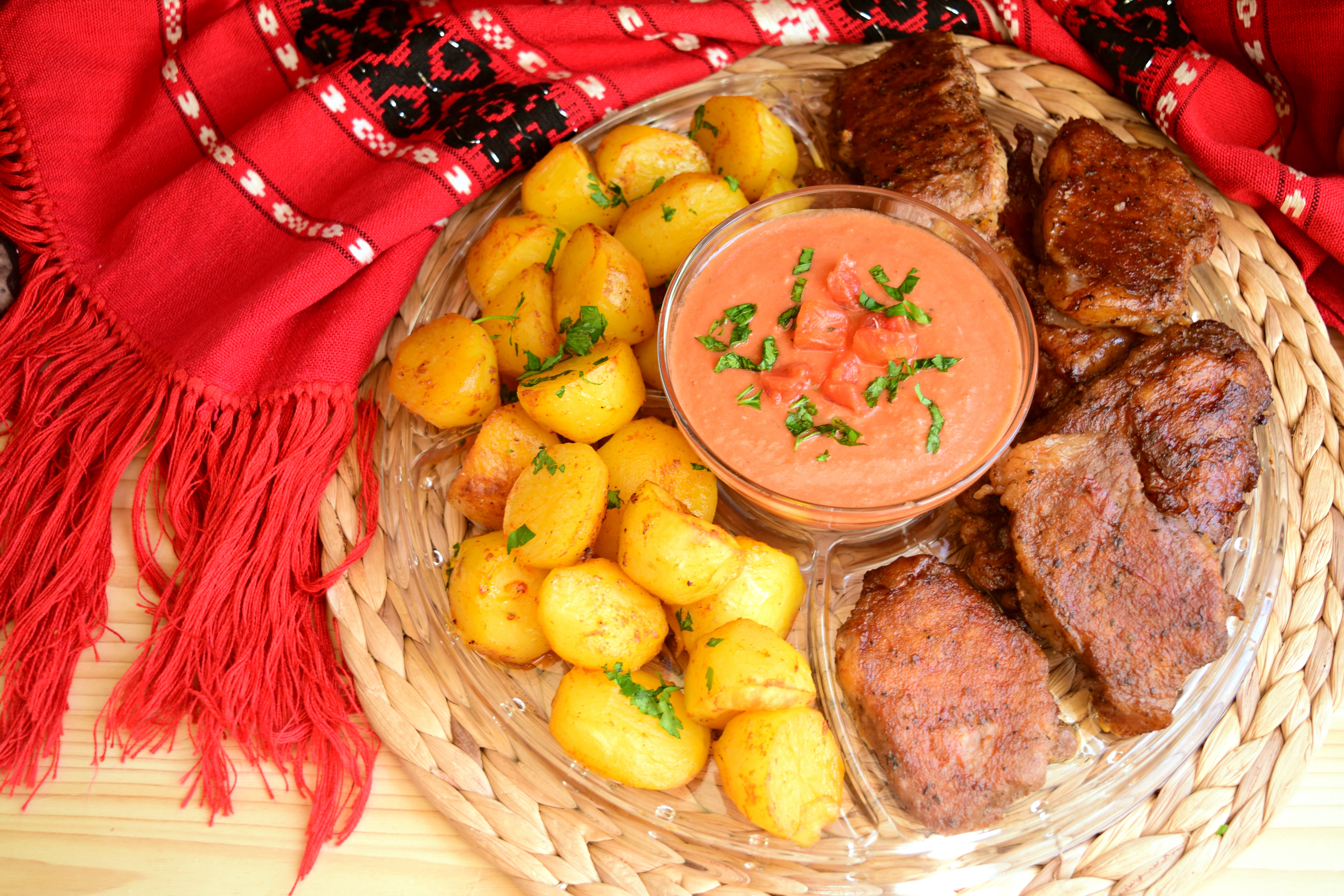 Friptura de porc si cartofi cu unt la cuptor, servite cu sos de usturoi si rosii