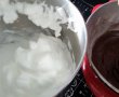 Desert prajitura cu iaurt, cacao si capsuni-1