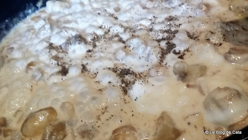 Ravioli proaspete cu sos de branza roquefort si nuci