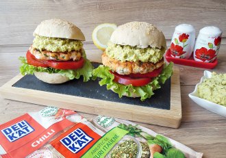 Burger de somon cu pasta de avocado