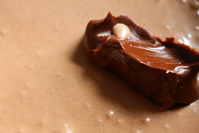 Desert prajitura cu crema de ciocolata si nuca prajita