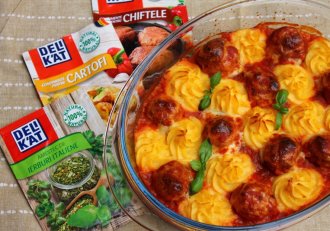 Chiftelute cu sos si cartofi duchesse la cuptor