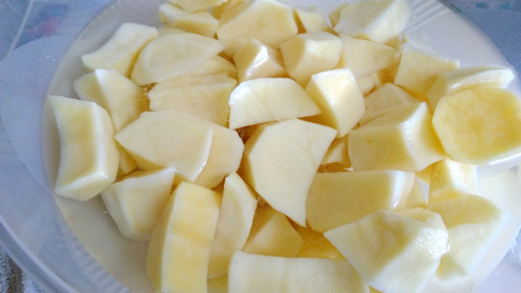 Pulpe de cocos cu cartofi natur si salata de ardei copți