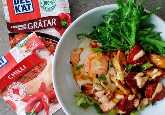 Cartofi crocanti la cuptor cu Chorizo, oua ochiuri si sos picant