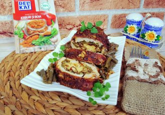 Rulada din carne de pui umpluta cu fasole verde, nuci si cascaval invelita in bacon