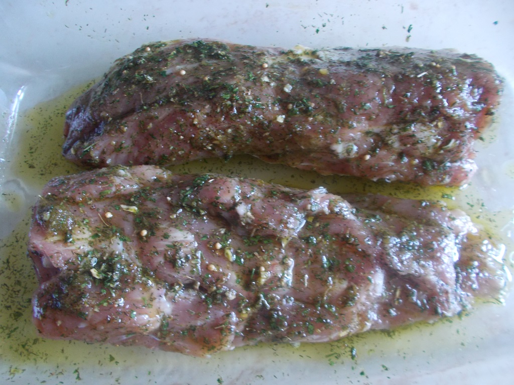 Muschiulet de porc cu ierburi aromatice si cartofi cu sos de cascaval si smantana