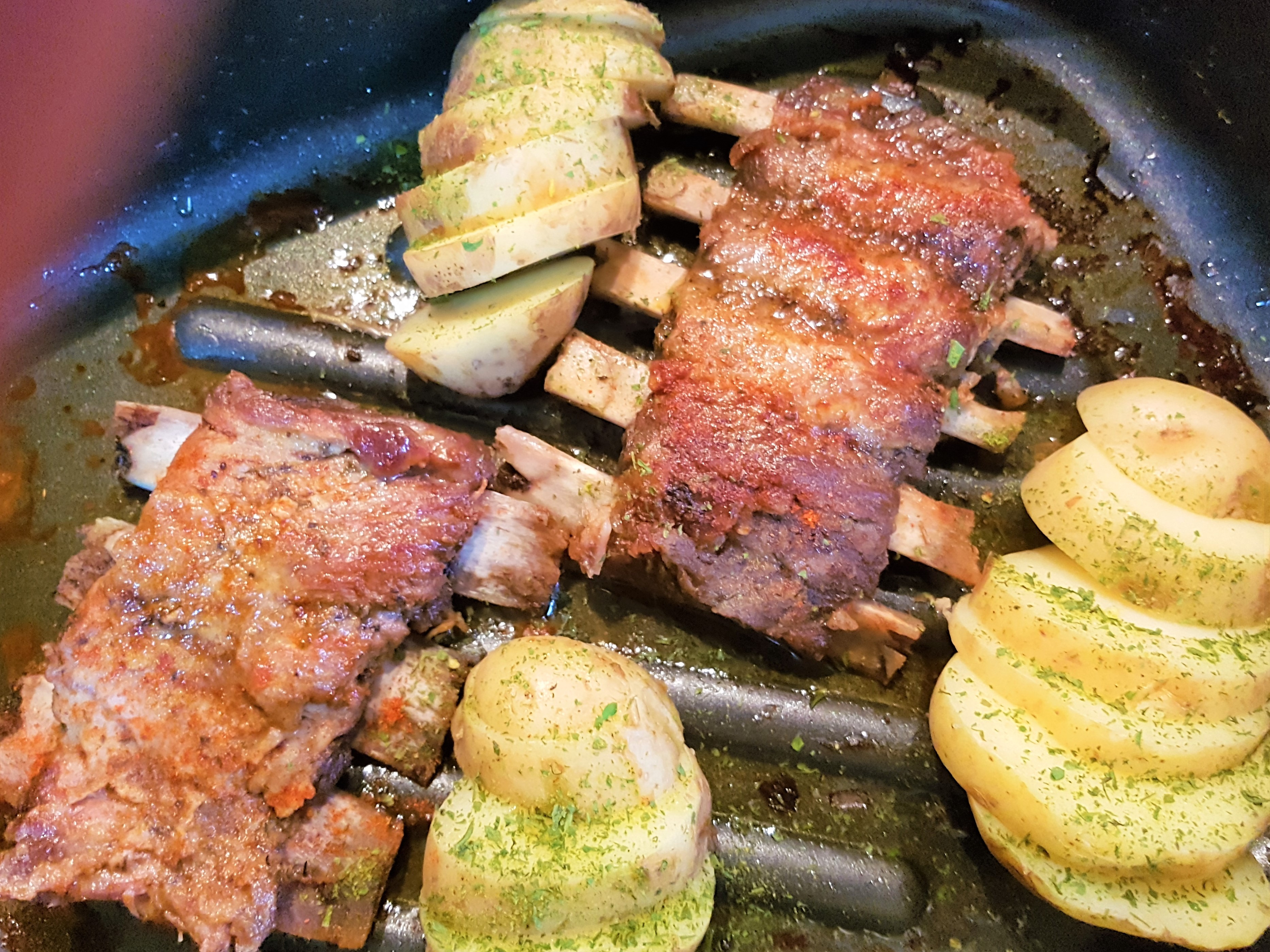Costite marinate de porc, cu cartofi si verdeata