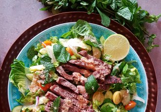 Salata Thailandeza cu carne de vita si dressing de lemongrass