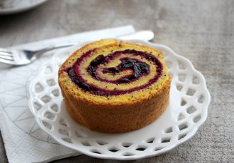 Desert rulada cu mac si lamaie si sos de fructe de padure