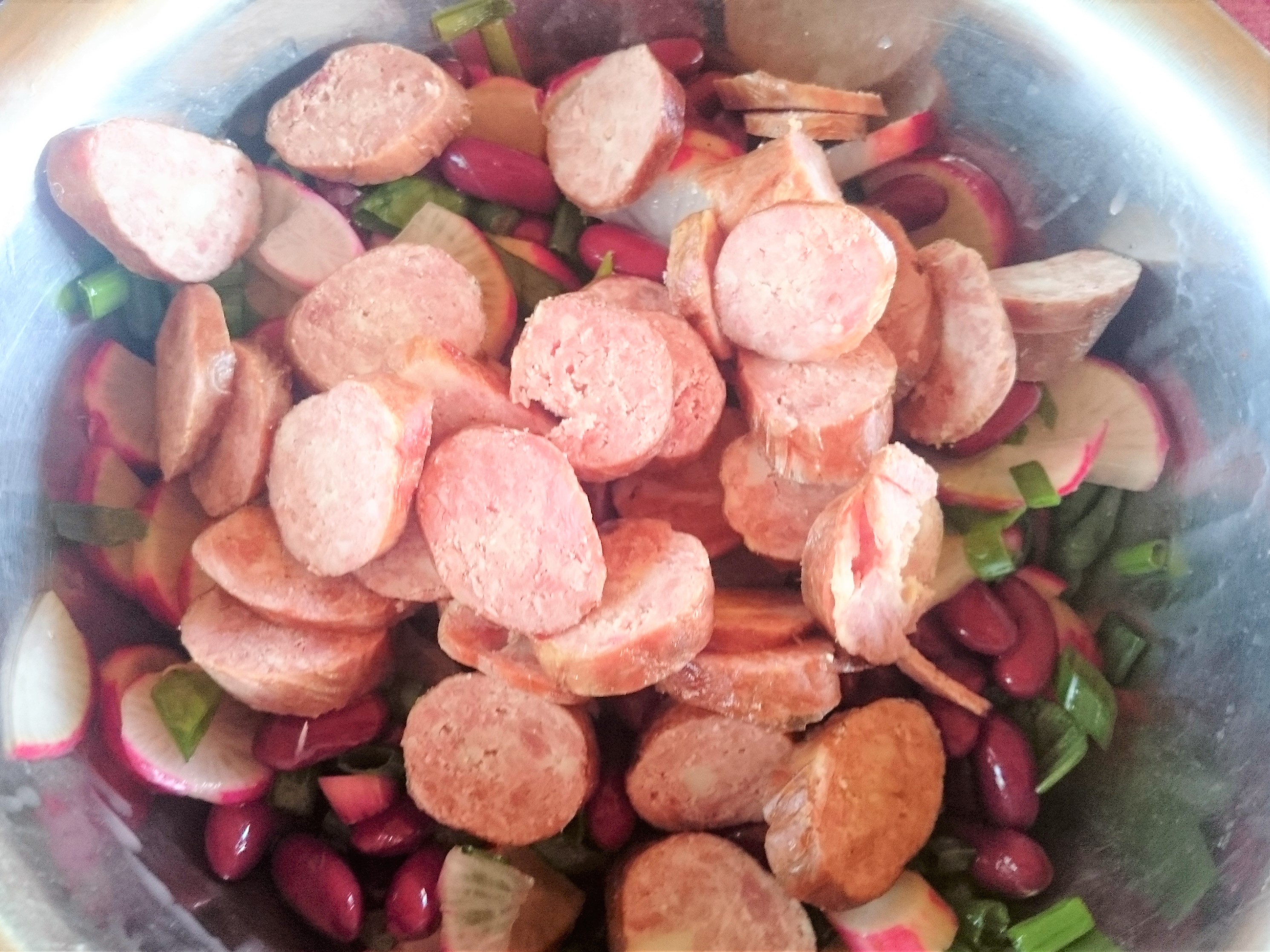 Salata de fasole rosie cu carnat de porc