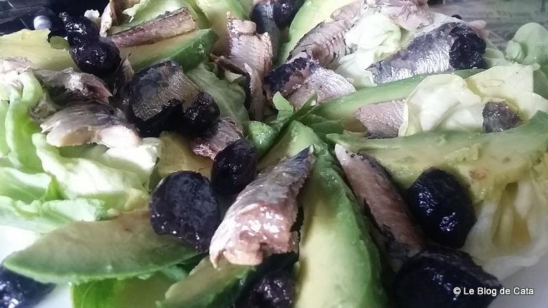 Salata cu sardine si avocado