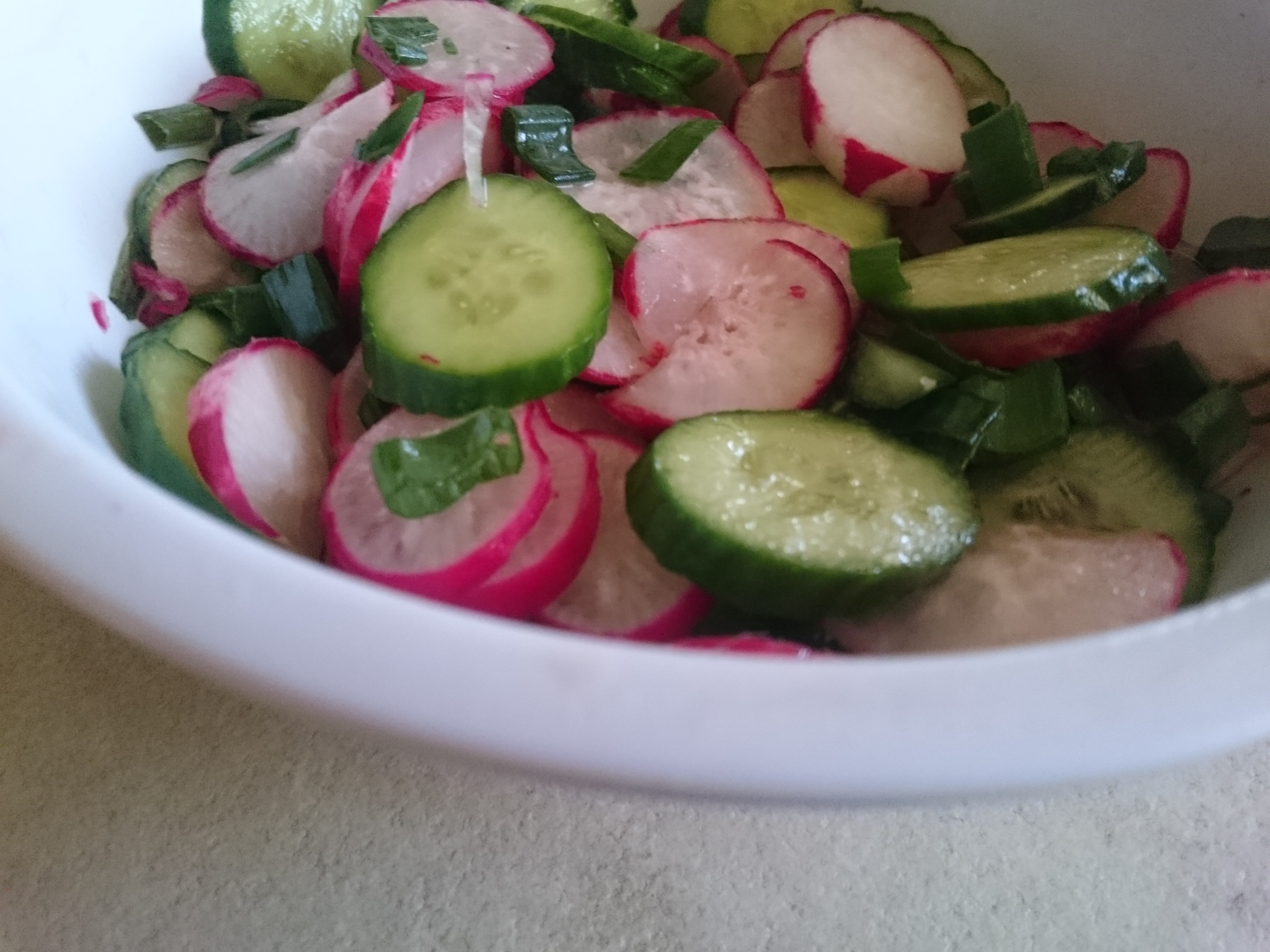 Salata cu castraveti si ridichi