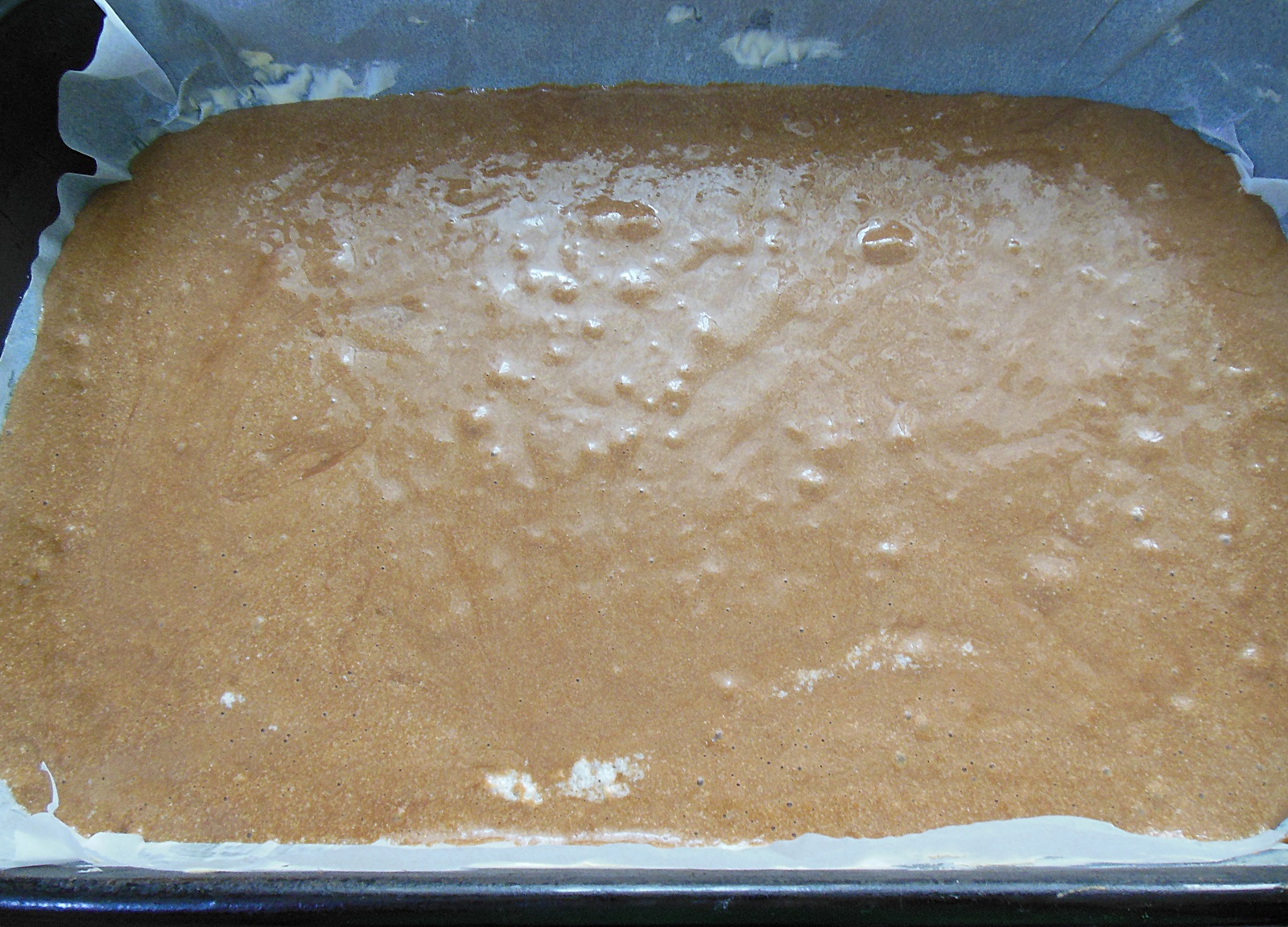 Desert prajitura cu ciocolata si crema de caise