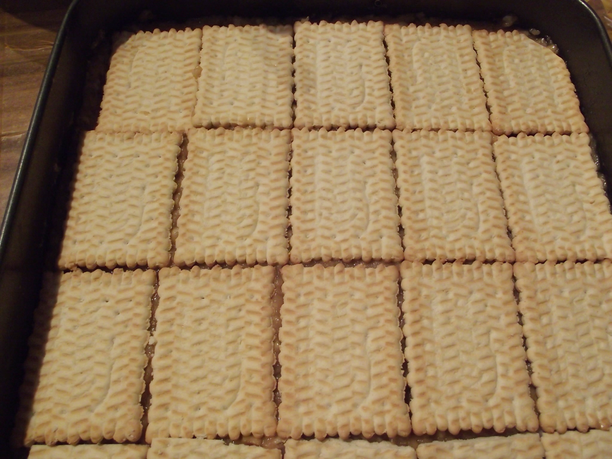 Desert tort de biscuiti cu mere si crema de vanilie