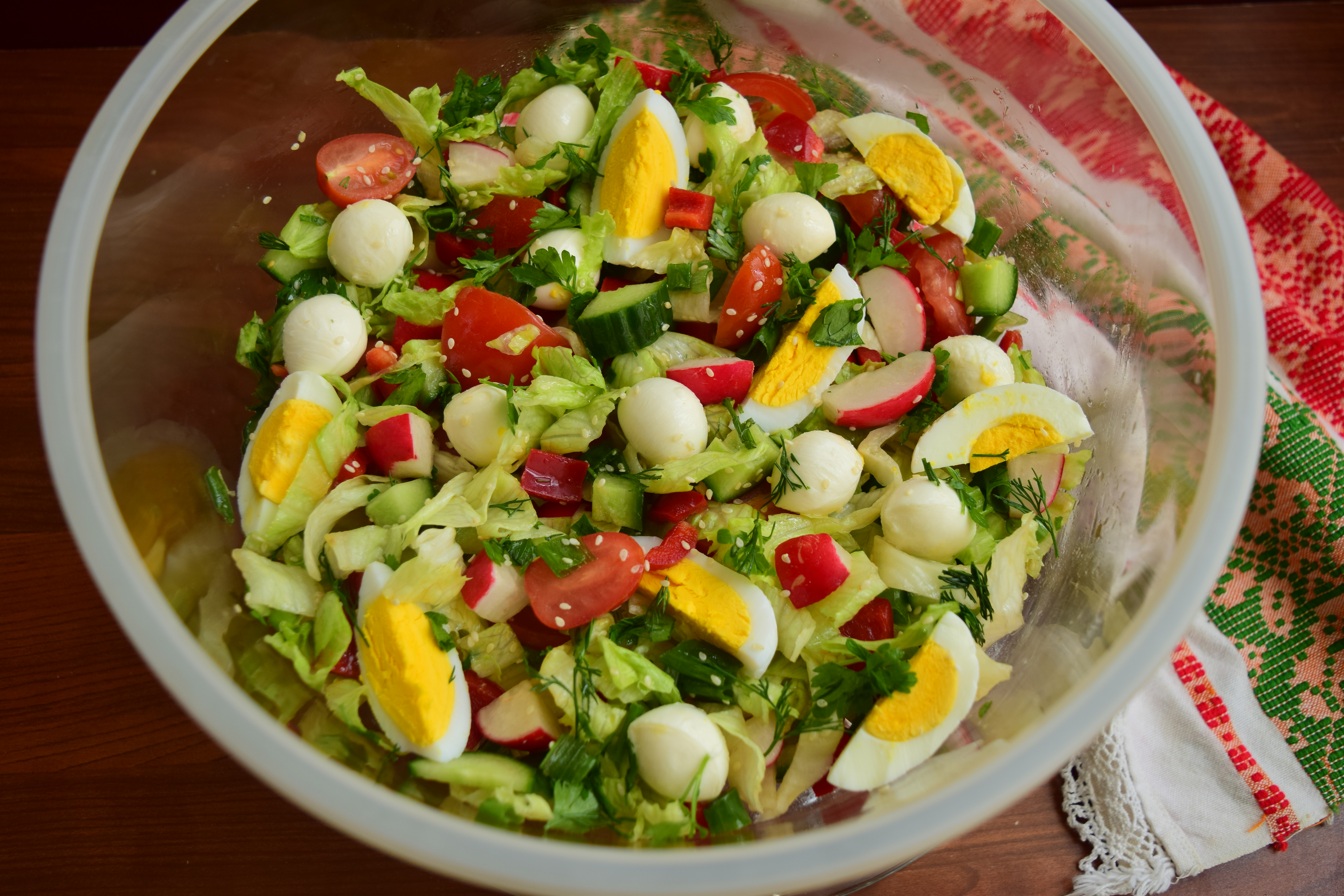 Salata de legume cu mini mozzarella si oua fierte