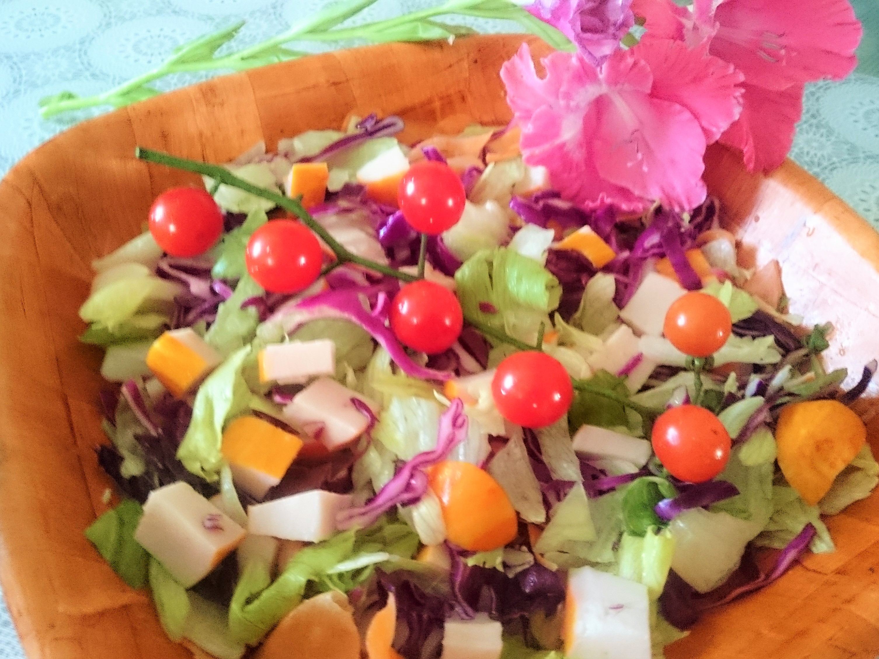 Salata de joi - cu piept de pui afumat si salata mixta romana