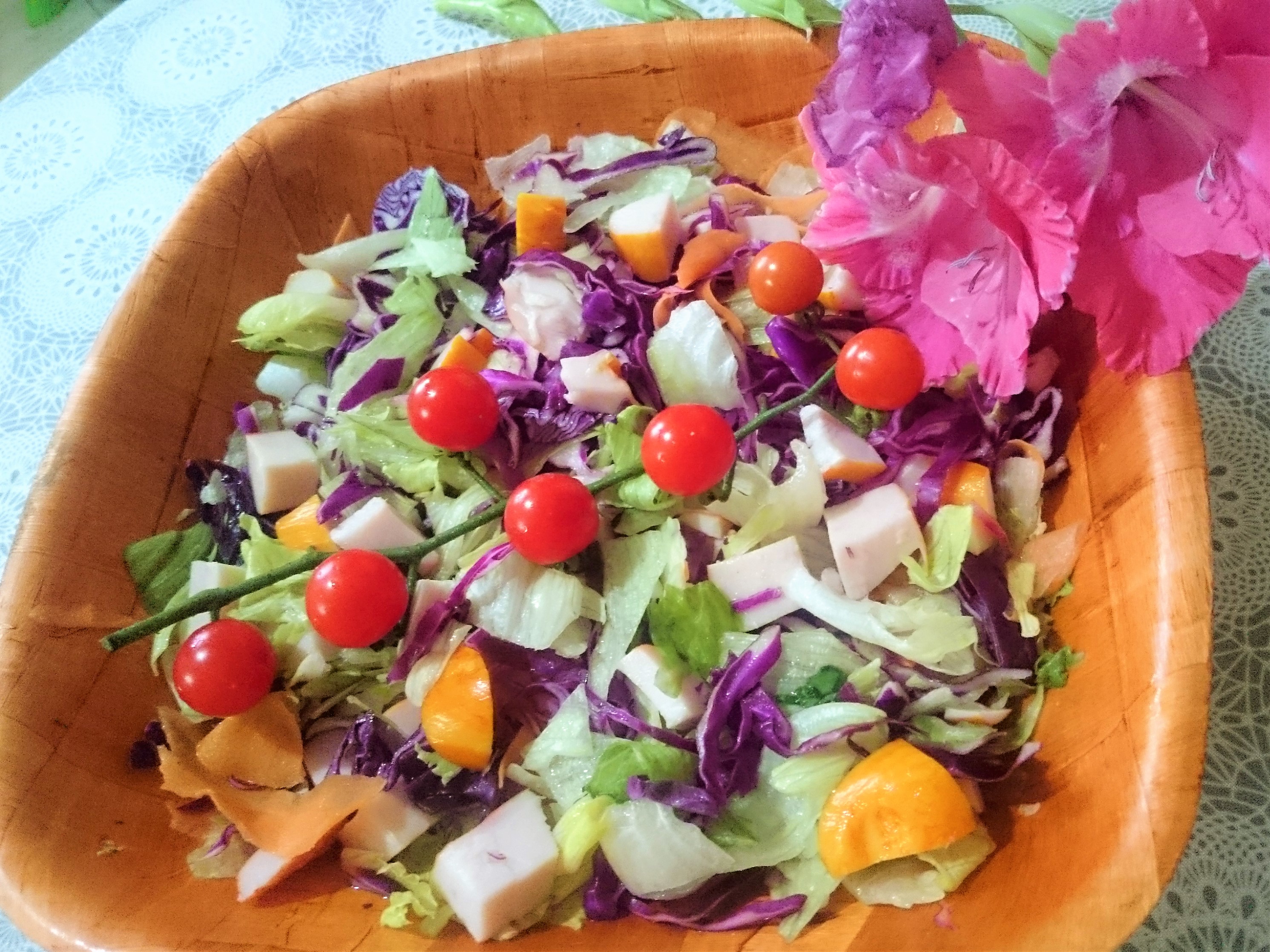 Salata de joi - cu piept de pui afumat si salata mixta romana