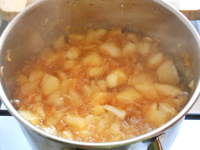 Desert prajitura cu umplutura de mere si crema de vanilie