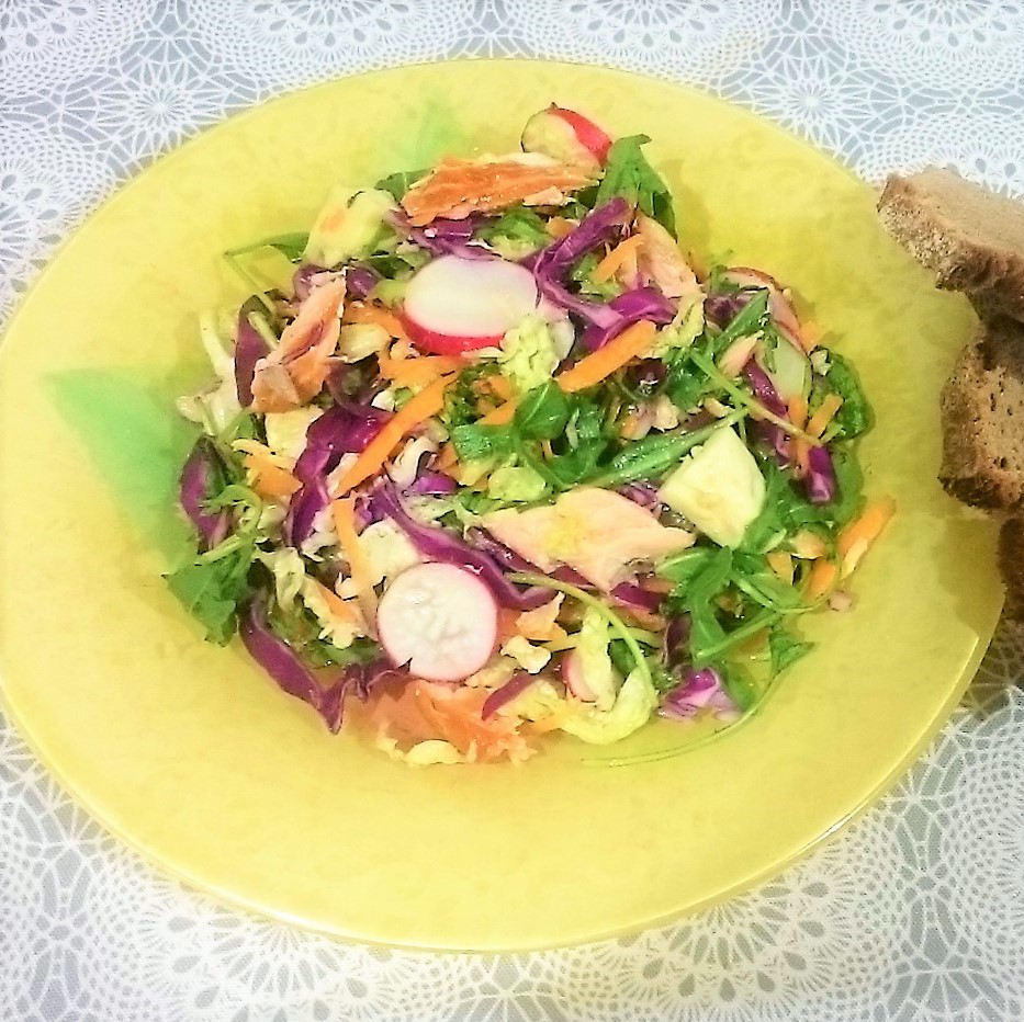 Salata cu somon afumat si telemea de capra