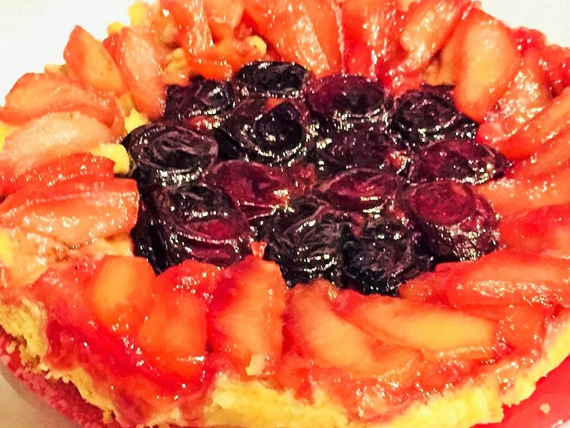 Desert tarta de toamna rasturnata cu mere, prune si gem de prune