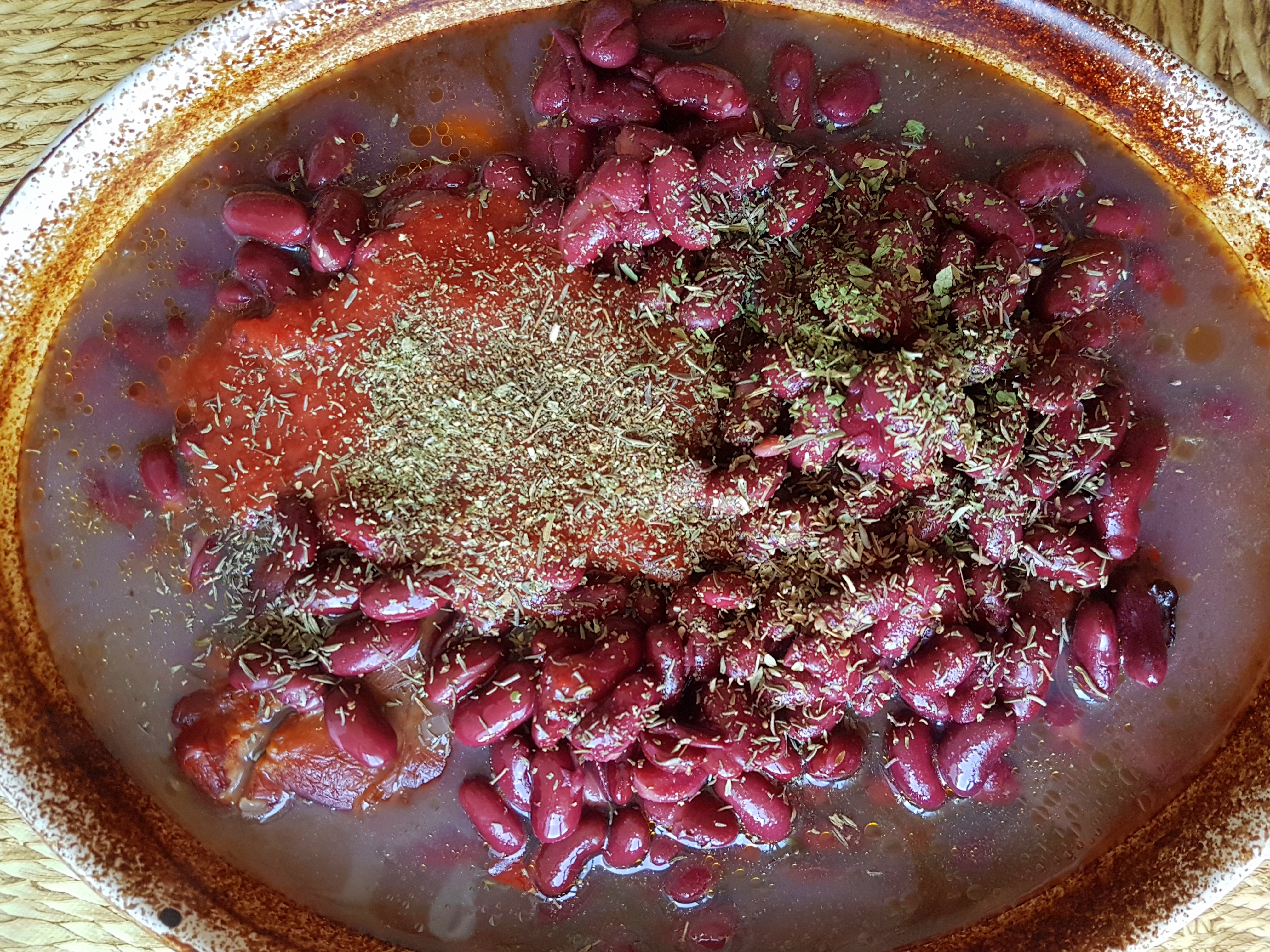 Pastrama din pulpa de porc afumata cu fasole rosie la cuptor