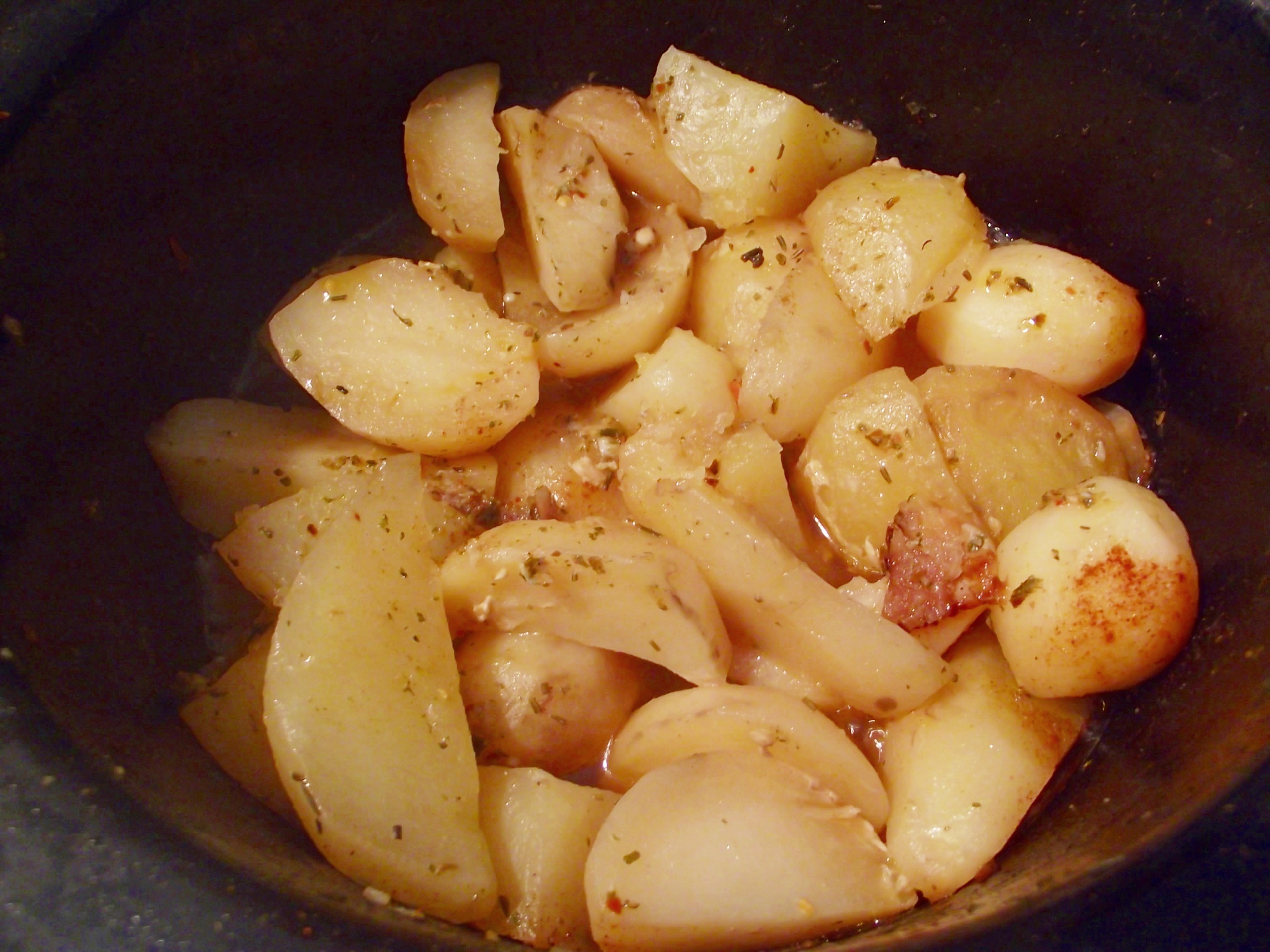 Pui de curte pe pat de cartofi, preparat la slow cooker Crock-Pot