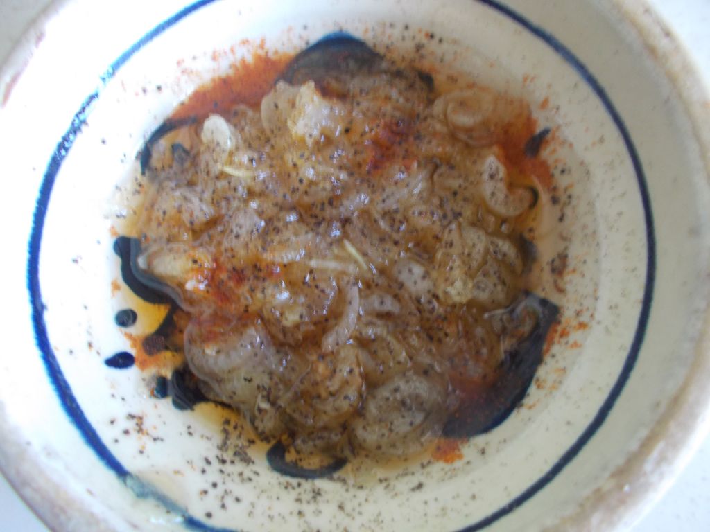 Fasole batuta, in chifle, cu sos de ceapa si salata de sfecla rosie