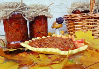 Zacusca cu ciuperci de padure si ardei copt